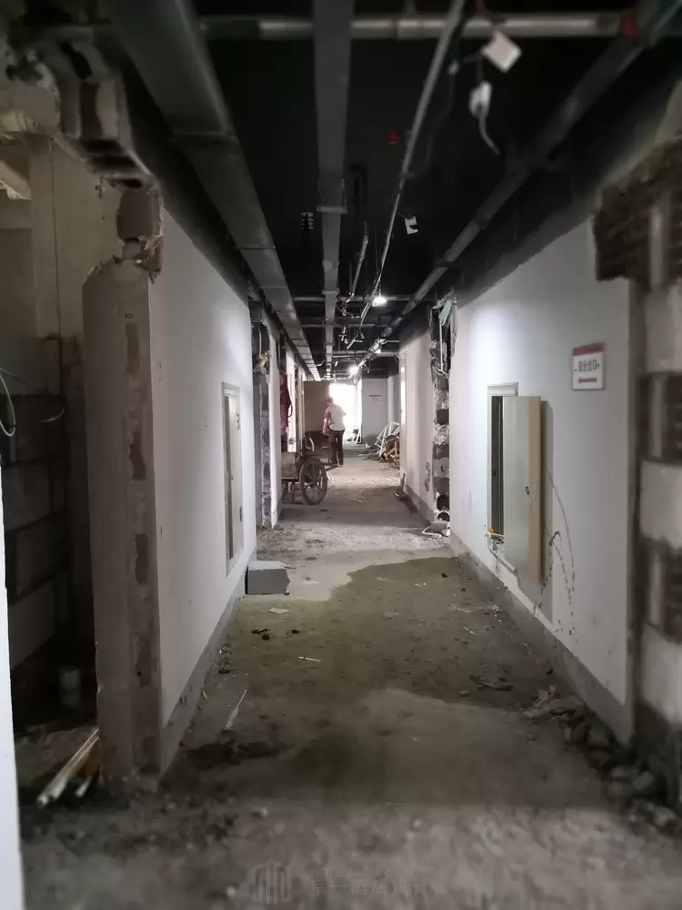 酒店走廊装修施工现场图片